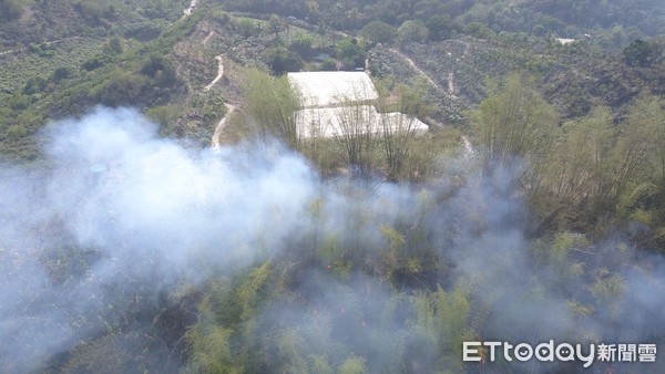 ▲台南市左鎮區及玉井區交界中正里發生山林火警，台南市119出動空拍機協助定位，申請直升機吊掛水袋滅火。（圖／記者林悅翻攝，下同）