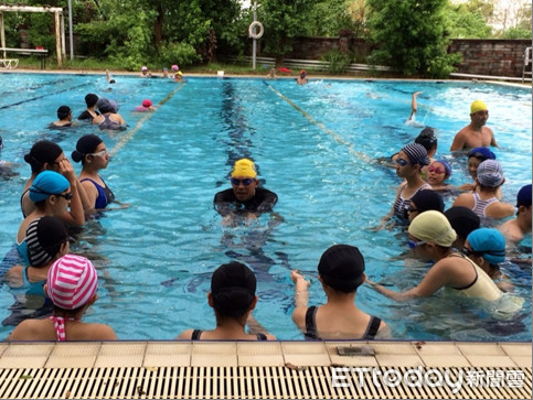 ▲嘉義市宣布室內100人以上、室外500人以上的體育活動及學校游泳教學課程停辦 。（圖／記者翁伊森翻攝）