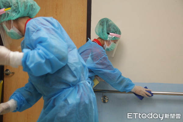 ▲翁章梁視察社福機構防疫演練。（圖／記者翁伊森翻攝）