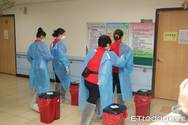 ▲翁章梁視察社福機構防疫演練。（圖／記者翁伊森翻攝）