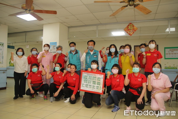 ▲翁章梁視察社福機構防疫演練。（圖／記者翁伊森翻攝）