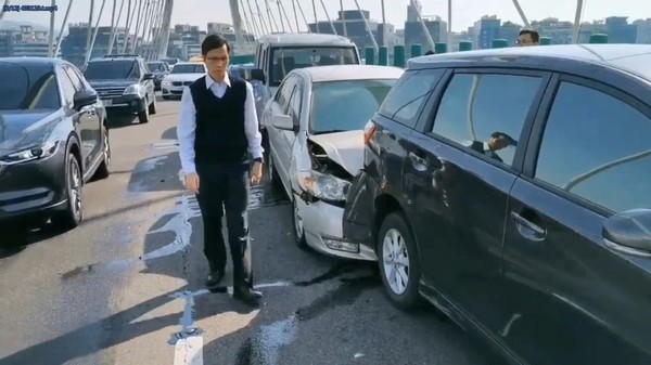 ▲▼市民大道6車連環撞。（圖／翻攝東森新聞）