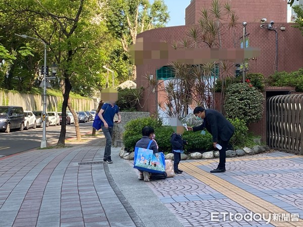 ▲▼ 北部停課幼兒園復學！師生曬玩具殺菌　學童興奮入校嗨喊「要玩黏土」。（圖／記者崔至雲攝）