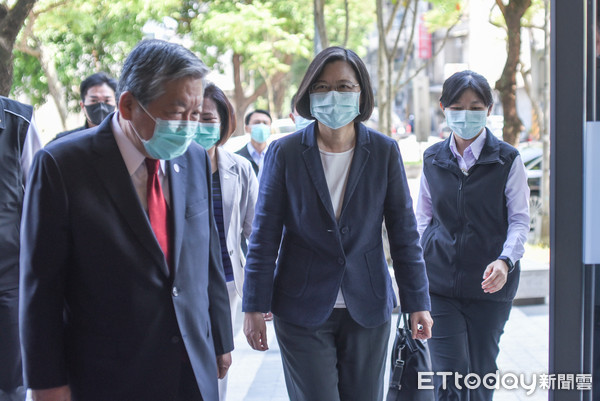 ▲總統蔡英文訪視勞動部「充電再出發訓練計畫」。（圖／記者林敬旻攝）