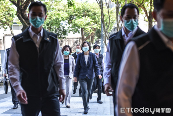 ▲總統蔡英文訪視勞動部「充電再出發訓練計畫」。（圖／記者林敬旻攝）