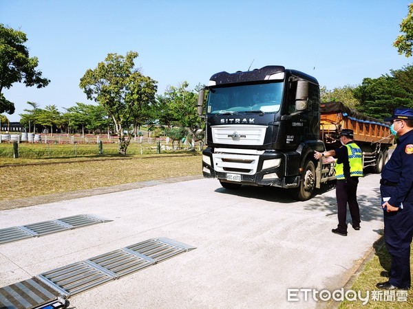 ▲台南市白河分局執行取締砂石車專案勤務，並由台南市警交通警察大隊支援「活動地磅」，共計攔查砂石車13部，取締超載3件。（圖／記者林悅翻攝，下同）