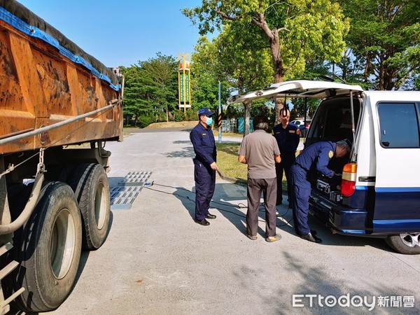 ▲台南市白河分局執行取締砂石車專案勤務，並由台南市警交通警察大隊支援「活動地磅」，共計攔查砂石車13部，取締超載3件。（圖／記者林悅翻攝，下同）