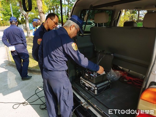 ▲台南市白河分局執行取締砂石車專案勤務，並由台南市警交通警察大隊支援「活動地磅」，共計攔查砂石車13部，取締超載3件。（圖／記者林悅翻攝，下同）