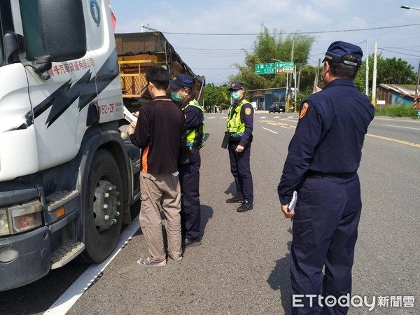 ▲台南市白河分局執行取締砂石車專案勤務，並由台南市警交通警察大隊支援「活動地磅」，共計攔查砂石車13部，取締超載3件。（圖／記者林悅翻攝，下同）