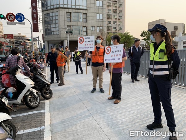 ▲台南市警二分局海安派出所服務的女警葉品瑩有「空靈女警」美稱，在河樂廣場極宣導民眾勿違停，一但違規依法開單絕對不會手軟。（圖／記者林悅翻攝，下同）