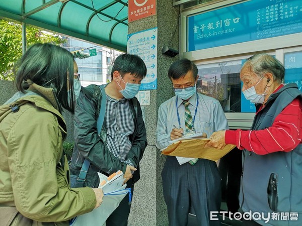 ▲彰化縣政府陪同陳情人到彰化地檢按鈴申告。（圖／記者唐詠絮攝）