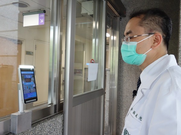 ▲▼大林慈濟醫院引進人臉辨識系統，刷臉量體溫開門 。（圖／大林慈濟提供）