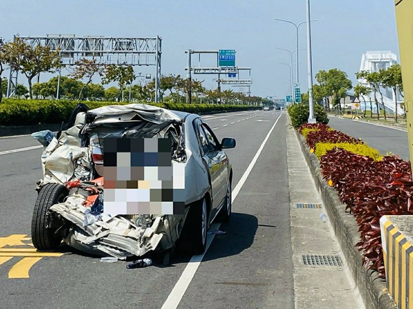 ▲自小客車停等紅燈遭後方大貨車追撞。（圖／讀者提供）