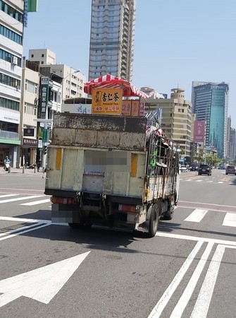 ▲▼網友拍下杏仁哥攤位被整攤載走  。（圖／翻攝公民割草行動）