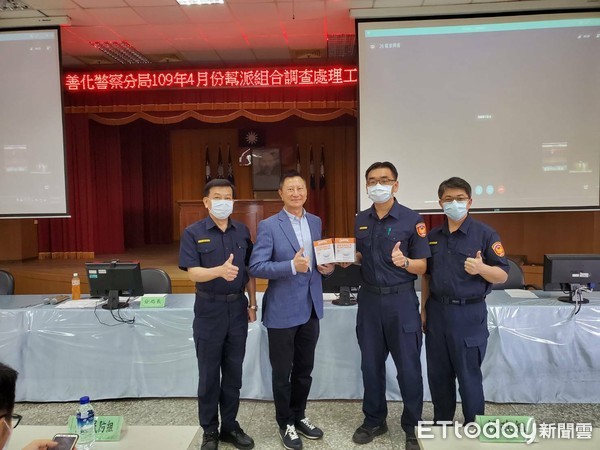 ▲台南市善化警友辦事處顧問蘇本雄頒發2020年4月份破案獎金，並捐贈N95口罩100個予第1線執勤的外勤員警配戴。（圖／記者林悅翻攝，下同）