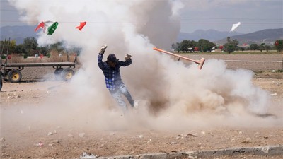 墨西哥「爆裂榔頭祭」6千人捶炸藥求爽感　6歲孩上場炸飛被抬走