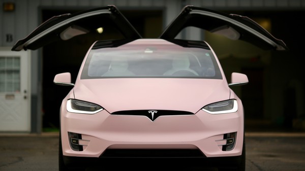 ▲車主透過可撕式的彩繪噴膜將其特斯拉Model X上色。（圖／翻攝Tesla Motors Club）