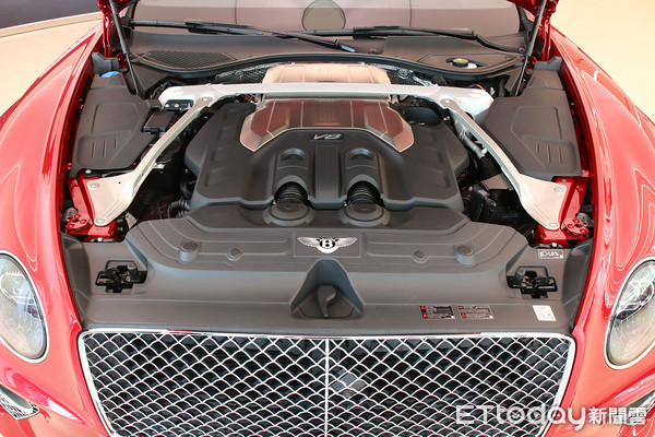 ▲1180万起！宾利「Continental GT V8」跑车抵台　敞篷版同步开卖。（图／记者张庆辉摄）