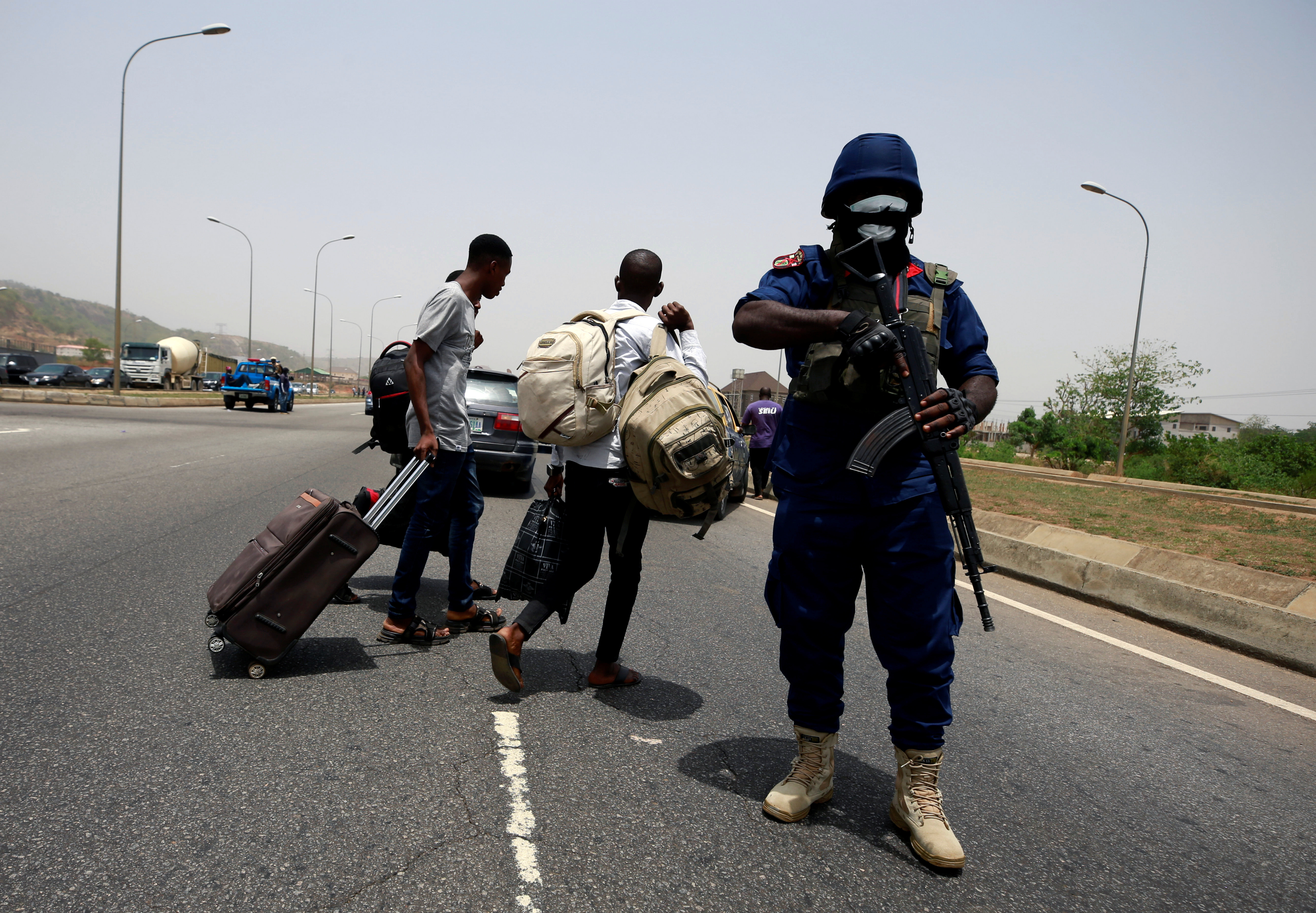▲▼4月15日，奈及利亞首都阿布賈（Abuja）疫情爆發，安全部隊上街驅趕人群回家。（圖／路透）