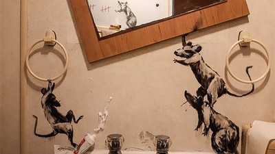 自宅防疫的Banksy抱怨「我老婆恨我在家工作」　在浴室裡放滿老鼠反擊