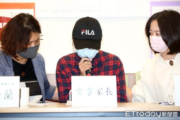 ▲▼人本教育基金會就舉行「教保員體罰 竟然無法可管」記者會 A童家長出席講述經過。（圖／記者屠惠剛攝）