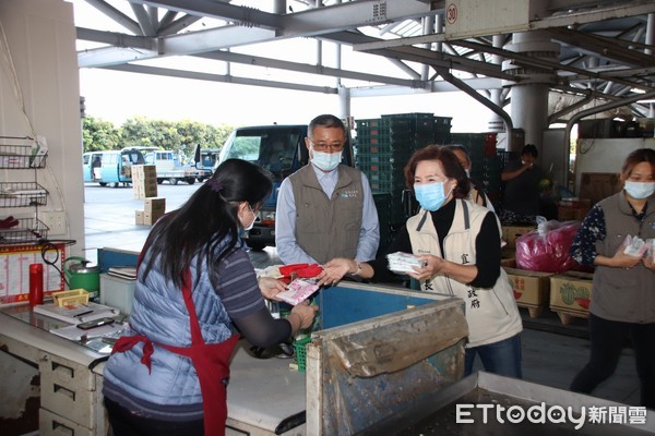 ▲▼防疫也要保民生物資供貨穩定，宜蘭縣長林姿妙關心宜縣果菜批發市場防疫管制。（圖／記者游芳男翻攝，下同）