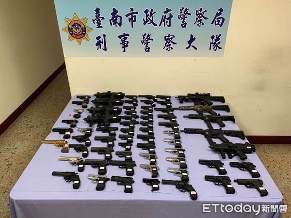 ▲台南市警局破獲改造槍械販賣集團，起獲各式改造長短槍及子彈、毒品一批。（圖／記者林悅翻攝，下同）