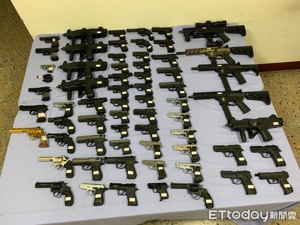 ▲台南市警局破獲改造槍械販賣集團，起獲各式改造長短槍及子彈、毒品一批。（圖／記者林悅翻攝，下同）