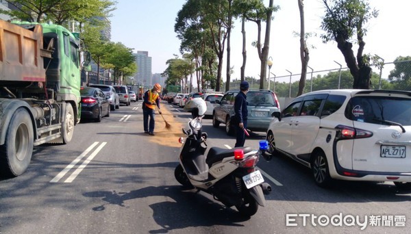 ▲▼砂石車漏油害6機車連環摔，警方及清潔隊到場協助清理。（圖／記者陳豐德翻攝）