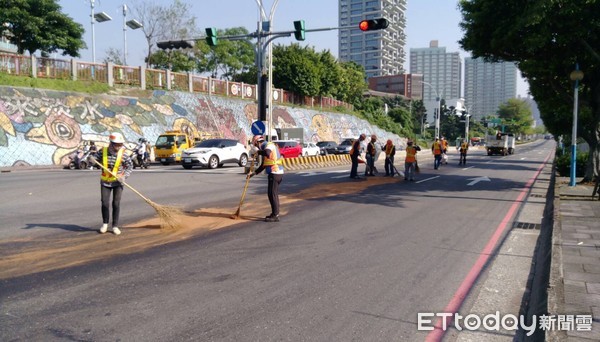 ▲▼砂石車漏油害6機車連環摔，警方及清潔隊到場協助清理。（圖／記者陳豐德翻攝）