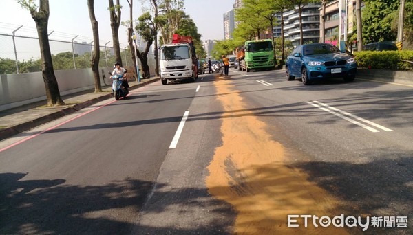 ▲▼砂石車漏油害6機車連環摔，警方及清潔隊到場協助清理。（圖／記者陳豐德翻攝）