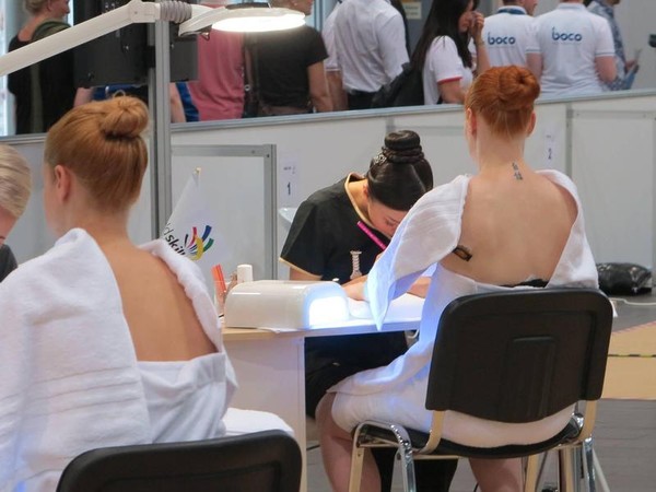 國際技能競賽的外國模特兒脖子上竟刺著中文「自信」，給予傅美慧一股穩定力量。（傅美慧提供）