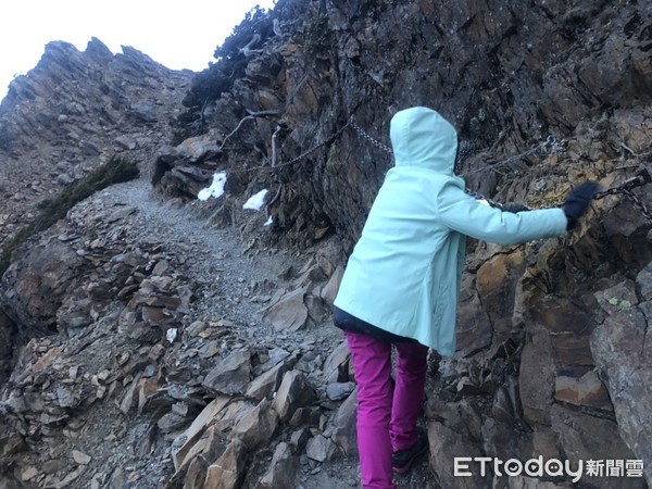 ▲▼玉山主峰步道積雪進入溶化期，目前步道濕滑，陰涼處尚有些許殘雪，玉管處提醒山友攀登時更要小心注意安全。（圖／玉管處提供）