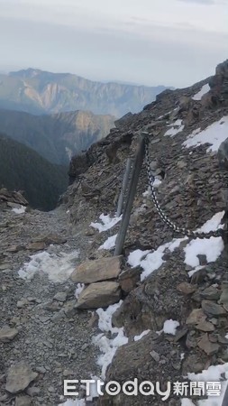 ▲▼玉山主峰步道積雪進入溶化期，目前步道濕滑，陰涼處尚有些許殘雪，玉管處提醒山友攀登時更要小心注意安全。（圖／玉管處提供）