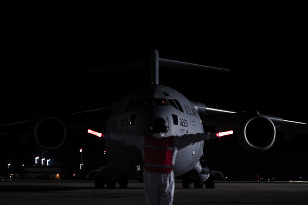 ▲美空軍C-17運用運輸隔離系統（TIS）搭載三名確診病患。（圖／翻攝美國空軍USAF官網）