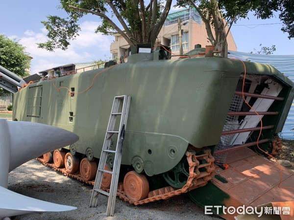 ▲▼南投觀光小鎮集集軍史公園內，陳列的LVT-P5登陸運輸車「水鴨子」換新妝。（圖／集集鎮公所提供，下同）