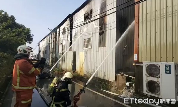 ▲桃園市中壢區內定八街一家鐵皮建築17日下午發生大火，消防人員灌救中。（圖／記者沈繼昌翻攝）