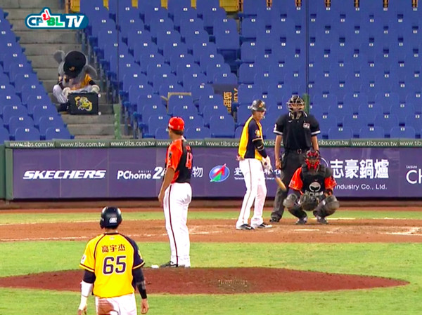 ▲小翔又亂入   。（圖／截自CPBL.TV）