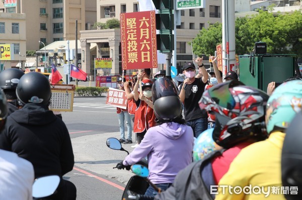 ▲罷韓四君子路口宣傳   。（圖／Wecare高雄提供）