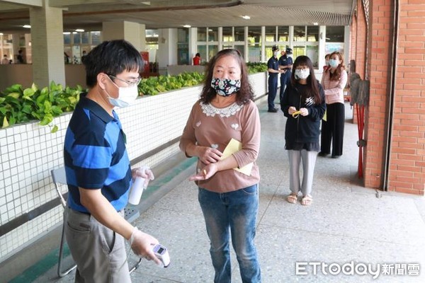 ▲台南市玉井區玉田里及安南區溪東里里長補選，市長黃偉哲與選舉委員會主委方進呈，一同至海佃國小投票所巡視投票情形與防疫工作。（圖／記者林悅翻攝，下同）