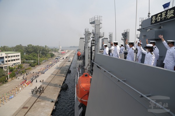 ▲海軍109年敦睦支隊9日返國，船上官兵揮手向港口歡迎他們歸來的官兵致意。（圖／軍聞社）