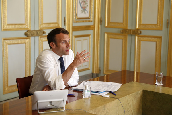 ▲▼ 法國總統馬克龍（Emmanuel Macron）在愛麗舍宮與法國病毒學家Francoise Barre-Sinoussi視訊會議。（圖／翻攝　路透社）