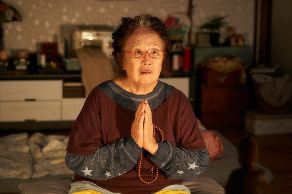 羅文姬在《政客誠實中》飾演羅美蘭的奶奶，誠心向老天祈禱讓孫女不再說謊 。（車庫娛樂提供）