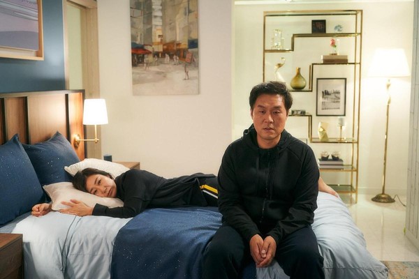 羅美蘭（左）在片中假裝自己是庶民，隱瞞和老公住在豪宅的事實。（翻攝自Naver電影）