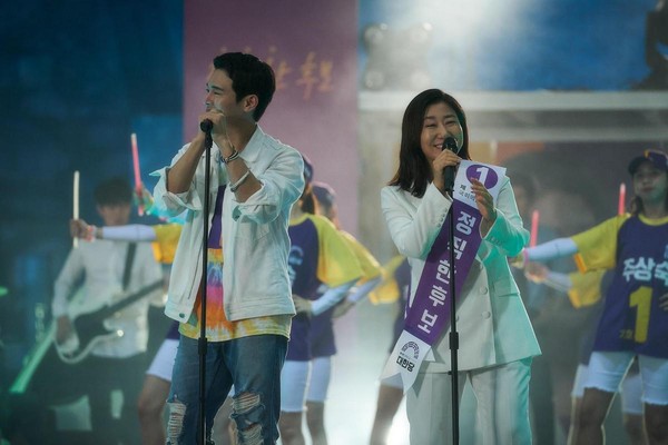 羅美蘭（右）與兒子在片中出席造勢活動，打出「正直的候選人」競選口號。（翻攝自Naver電影）