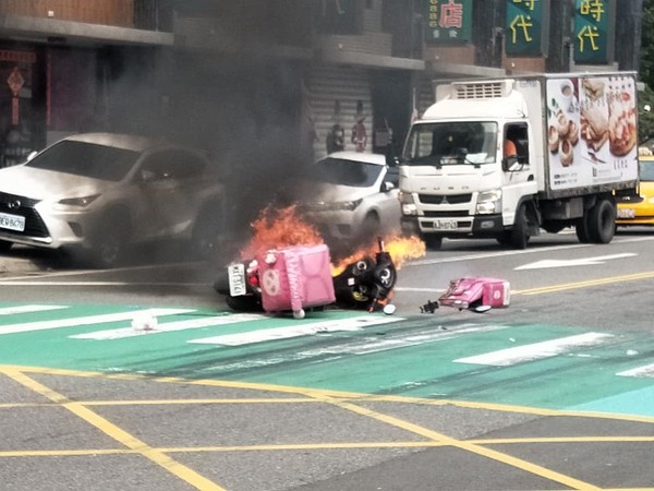 ▲▼桃園熊貓外送員摔車起火…「痛到爬不起」　客運司機衝下車勇撲火球！。（圖／翻攝記憶八德臉書）