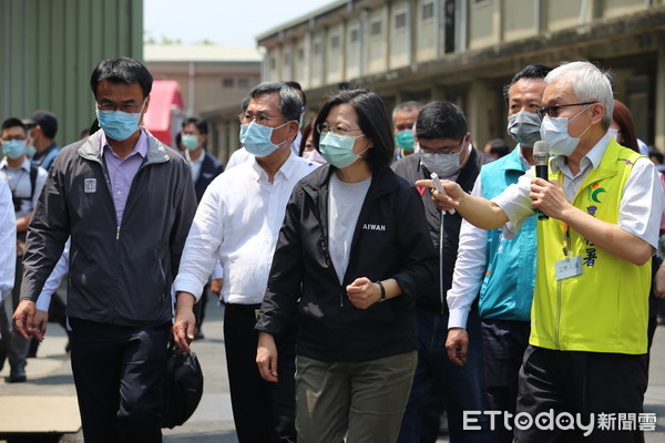 ▲蔡英文視察新港公糧倉：糧食存量無虞請國人不用擔心        。（圖／記者翁伊森翻攝）