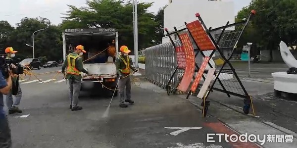 ▲▼左營海軍基地消毒。（圖／記者洪正達攝）