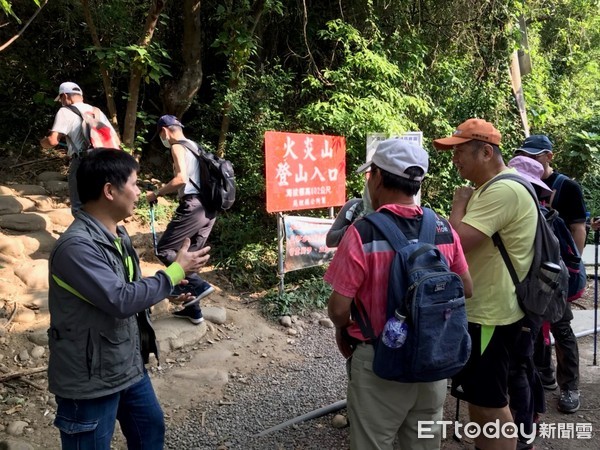 ▲▼新竹林區管理處人員於火炎山登山口向民眾宣導登山安全。（圖／記者黃孟珍翻攝）