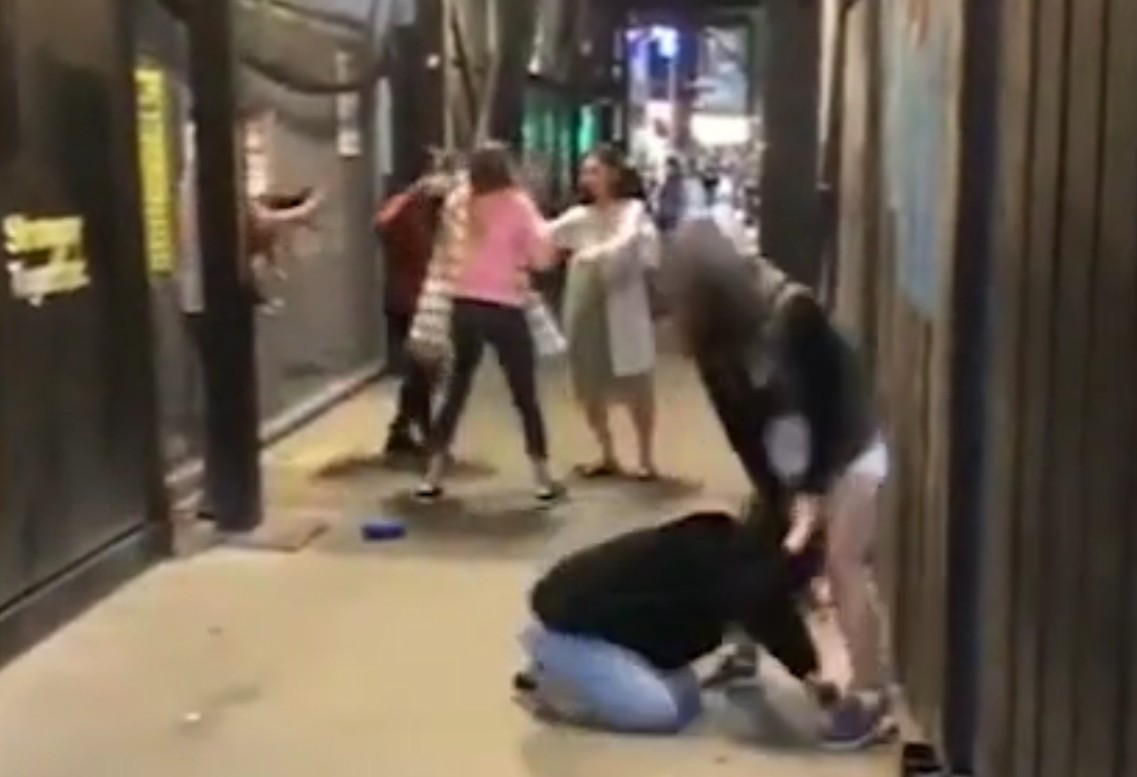 ▲留學生在墨爾本被2名白人女性爆打。（圖／翻攝自youtube）
